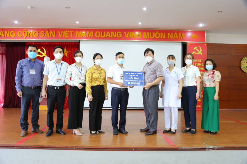 Quận ủy, UBND và MTTQ Quận Long Biên đến động viện tinh thần và ủng hộ CBCNV Bệnh viện Đa khoa Đức Giang trong  công tác phòng chống dịch covid-19
